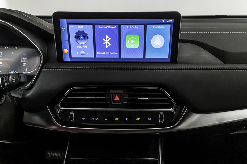 Infotainment da 12.3 pollici che integra Apple CarPlay e Android Auto